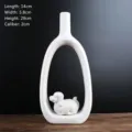 Vaso minimalista in ceramica bianca con statuina del cane zodiacale, alto 29 cm - High zodiac sign dog