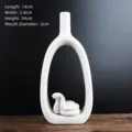 Vaso in ceramica bianca minimalista con statuina di serpente e dimensioni dettagliate. - High zodiac snake