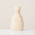 Minimalistische beige Keramik-Vase in Körperform mit matter Oberfläche für Deko - Erhobene Arme Pose / Beige