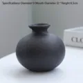 Minimalistische schwarz matte Keramikvase rund für kleine Blumenarrangements - Punkt Matt Schwarz / 直径9cm x 高8.5cm