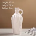 Vase en céramique blanc minimaliste avec texture ondulée irrégulière et poignée, 23 cm. - L / Blanc