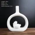 Vaso moderno in ceramica bianca a cerchio con piccolo ornamento di gallina - Short zodiac sign chicken