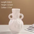 Vase en céramique blanc crème minimaliste avec texture froissée et double poignée. - M / Blanc