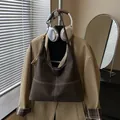 Bolso de hombro hobo retro marrón oscuro con costuras blancas en contraste de moda - Sin colgante / Café
