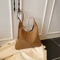 Bolso tote hobo vintage marrón de gamuza sintética con elegantes costuras blancas - Sin colgante / Marrón