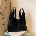Bolso tote retro de cuero negro minimalista con detalles de costuras blancas en contraste - Sin colgante / Negro