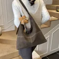 Bolso hobo retro marrón oscuro flexible con costuras blancas en contraste para mujer - Con Llavero / Café