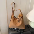 Bolso hobo vintage minimalista de gamuza marrón con accesorio de amuleto de osito - Con Llavero / Marrón