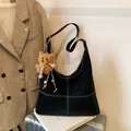 Bolso hobo negro vintage con costuras en contraste y colgante de osito - Con Llavero / Negro