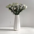 Moderne weiße Keramik Blumenvase für Wohndeko, 23 cm hoch und 7,1 cm Bodenbreite - Eleganter Vertikaler Facettenstil