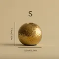 Kleine goldene kugelförmige Keramikvase mit elegant gehämmerter Textur, Größe S - S / Gold