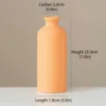 Jarrón cerámico minimalista albaricoque mate, altura 19,3 cm, base de 7,8 cm. - Estilo Cilíndrico de Cuello Largo Naranja Mate