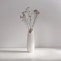 Vaso in ceramica bianca minimalista con trama a coste per decorazione domestica. - Vaso Cuore