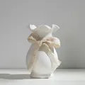 Vaso moderno in ceramica bianca con bordo increspato e fiocco decorativo in pizzo - Isola
