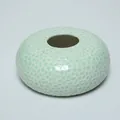 Handgefertigte mintgrüne Keramikvase mit Hammerschlag-Textur für minimalistisches Dekor - Abgeflachter Runder Stil / Pflaumengrün (Klein)