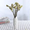 Moderne weiße Keramikvase mit Wellenstruktur und gelben Trockenblumen Dekoration - Wellen-Textur-Stil (Biyu)