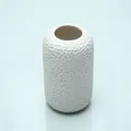 Minimalistische handgemaakte witte keramische bloemenvaas met gehamerde textuurafwerking - Wit (Middelgrote Maat)
