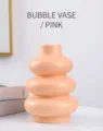 Vue détaillée d'un vase anneau en céramique rose moderne pour décor minimaliste - Circle Dark