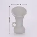 Vase en céramique blanche minimaliste avec poignée et col évasé, hauteur 18,5 cm - Style Trompette