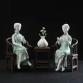 Par de figuras de damas chinas de cerámica clásica en qipao verde en sillas en miniatura. - Conjunto de Abanico y Ajedrez / Conjunto Completo con Mesa y Sillas