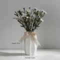 Elegante vaso in ceramica bianca con nastro di pizzo e margherite, 18cm x 6,8cm - 款式一 竖向波浪纹 (夏夕) / Calibro 6.8cm Altezza 18cm