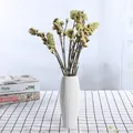 Moderne minimalistische weiße Keramikvase mit vertikalen Rippen für Trockenblumen - Längsgestreifter Stil (Qianjuan)