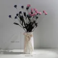 Vase à fleurs moderne en céramique blanche avec nœud en dentelle et roses séchées - Calibre 8cm Hauteur 20.3cm