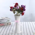 Moderne minimalistische weiße gerippte Keramikvase mit rosa Schleife für Zuhause - Schleifendekor-Stil (Baiqian)