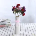 Moderne weiße Keramikvase mit rosa Schleife und bunten Kunstrosen für Heimdeko - Rosa Schleife Stil (Chengying)