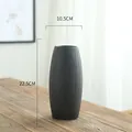 Minimalistische schwarze gerippte Keramikvase für Trockenblumen, die 22,5 cm hoch ist - Gestreifter Spindelstil / Runyu (Vertikaler Streifenstil)