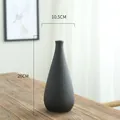 Minimalistische mattschwarze Keramikvase, Abmessungen 26 cm Höhe und 10,5 cm Breite - Konischer Abgerundeter Stil / Yini (Mattschwarz Konischer Stil)