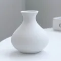 Minimalistische weiße matte Keramik-Vase, elegante dekorative Tischblumenvase - Dust-baked white / 直径9cm x 高9.5cm