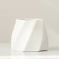 Florero minimalista de cerámica blanca con diseño geométrico trenzado moderno - Blanco