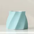 Moderner kleiner hellblauer Keramik Blumenvase mit gedrehtem facettiertem Wohndesign - Blau