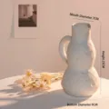 Florero minimalista de cerámica blanca con asa y superficie texturizada para decorar - Estilo Jarra Grande (Blanco Roto)