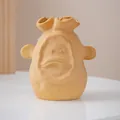 Vase en céramique mate ocre original avec visage de personnage pour décor moderne - Style Roi Singe / Jaune