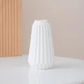 Élégant vase en céramique blanc plissé minimaliste avec texture décorative de style origami - M