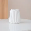 Vase à fleurs en céramique blanche minimaliste avec texture plissée géométrique décoratif - S