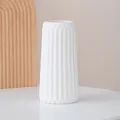 Vase en céramique texturé blanc minimaliste avec motif rayé vertical pour décor chic - L