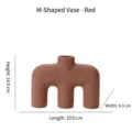 Vase d'art en céramique rouge en forme de M, dimensions 19,0cm x 4,3cm x 14,0cm - Forme de Lettre M (FY4729) / Rose