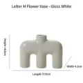 Jarrón artístico de cerámica en forma de M blanco brillante moteado con medidas - Forma de Letra M (FY4729) / Moteado Blanco Crema