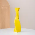 Florero de cerámica retorcido moderno en amarillo vibrante con acabado brillante para el hogar - Geometría de torsión / M / Amarillo