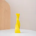 Florero moderno de cerámica retorcida amarilla con acabado brillante decorativo - Geometría de torsión / S / Amarillo