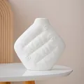 Vase en céramique blanc minimaliste en forme d'oreiller avec texture - Style 1 / L