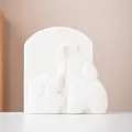 Minimalistisches weißes Keramik-Arch-Ornament mit geprägten Elefanten für Deko - Wohlstand Elefant