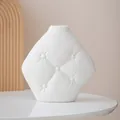 Vase décoratif créatif en céramique blanche en forme d'oreiller avec texture matelassée - Style 2 / L