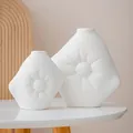 Vases en céramique blanche minimalistes en forme d'oreiller avec motif soleil en relief - Style 2 / Ensemble