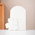 Eleganter moderner weißer gewölbter Keramikvasen-Ornament mit Reliefblumenmuster für Zuhause - Verheißungsvoll