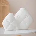 Vase moderne en céramique blanche en forme d'oreiller au design capitonné élégant - Style 3 / Ensemble