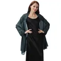 Modelo con un chal de fiesta verde oscuro metalizado sobre un vestido de satén negro - Verde Oscuro